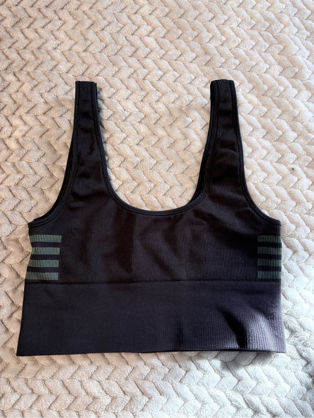 Outdoor Voices Black and Green Gradient Seamless Workout Set - Picture 2 of 9